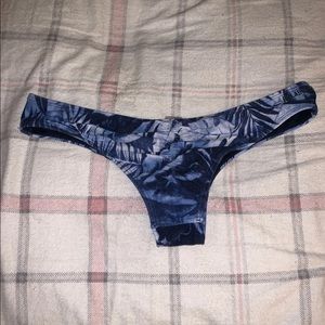 Billabong cheeky bottoms, Small.